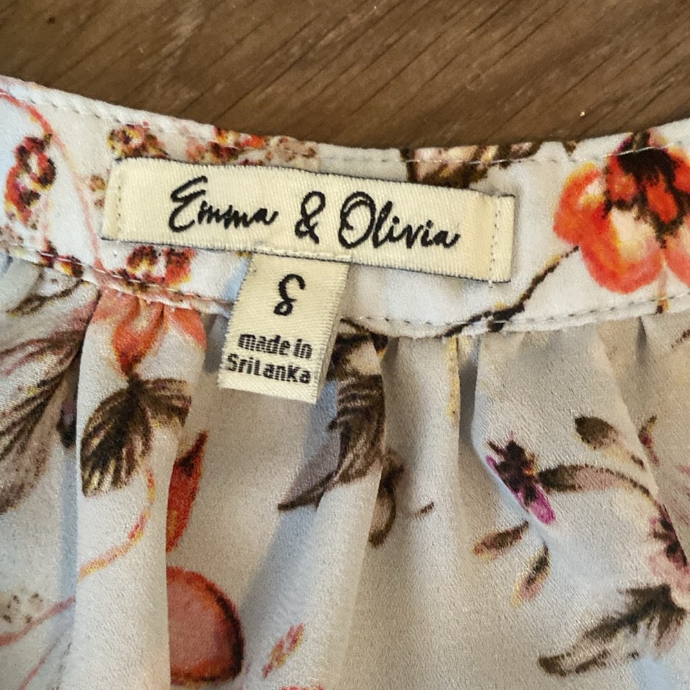 🥭 (4 for $15)!Light blue floral blouse Emma and Olivia - Picture 8 of 9